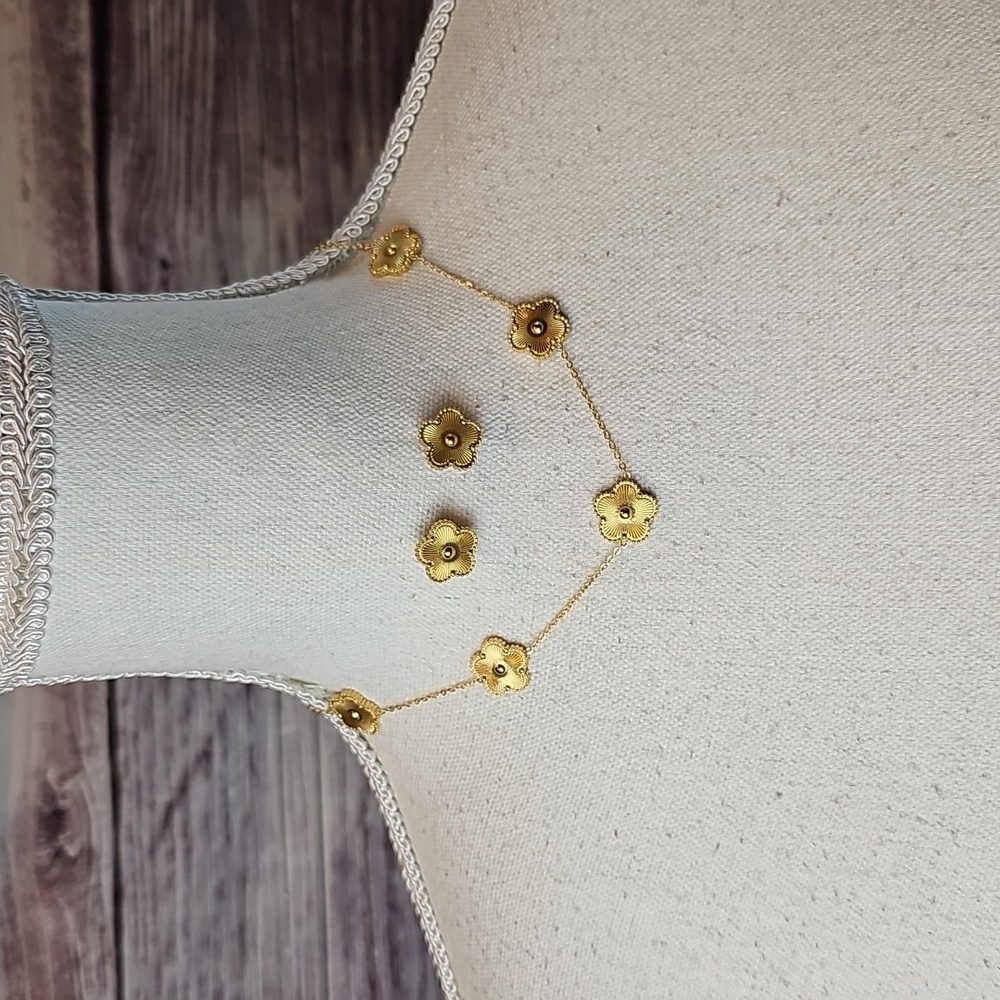 NEW 18KGP 16" CLOVER MOTIF NECKLACE WITH MATCHING CLOVER MOTIF STUD EARRINGS - Picture 9 of 12